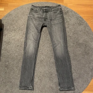 Jack & Jones Jeans Slim/Straight/Tim - Hej! Säljer nu mina Jack & Jones Jeans i färgen grå då de inte passar mig längre. Storlek W31 L34. Skick: 7-8/10! Den enda defekten som finns är att loggan på baksidan är lite sliten samt att jeansen i sig själva har tecken på användning. Hör av er! 