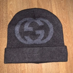 Gucci Beanie  - En unik Gucci mössa som är svår att få tag på. Mössan är i nyskick och priset kan självklart diskuteras!