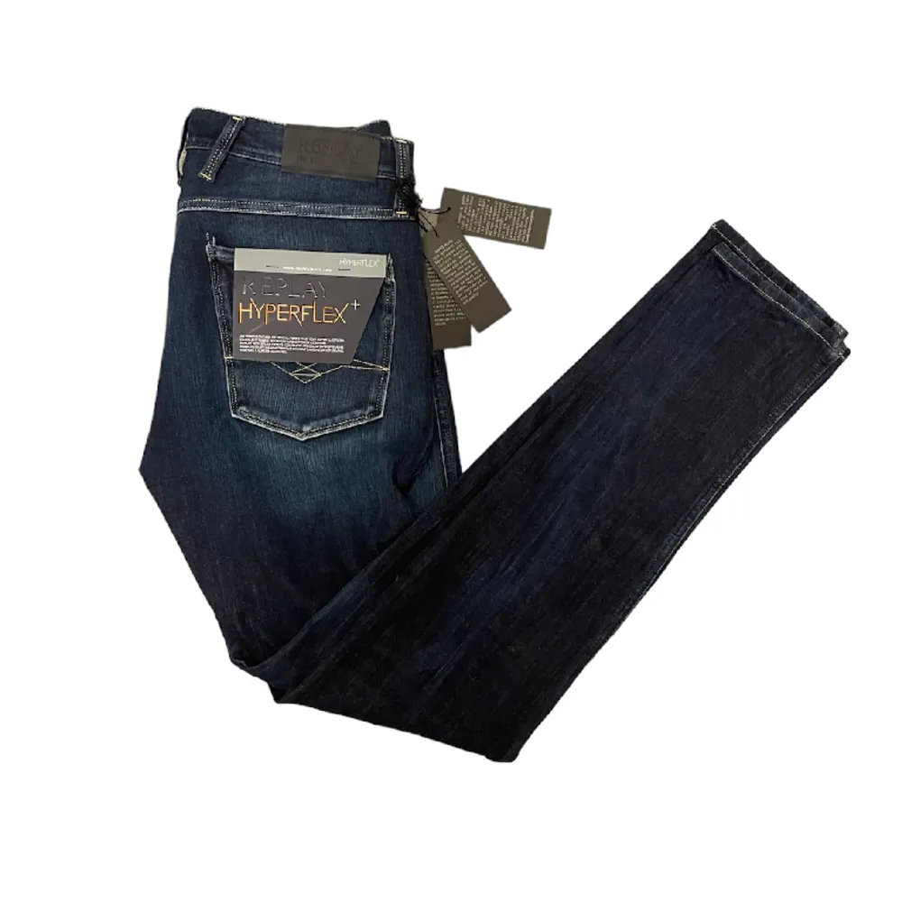 Tjo säljer nu mina nya asfeta Replay anbass jeans till dunder pris! Hör av dig vid minsta bekymmer🙌. Jeans & Byxor.