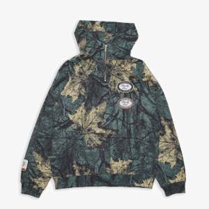 Helt oanvänd Pegador hoodie med tree/camo mönster i Storlek M, men passar även som L. Ordinarie pris: 800kr Säljer för 400 vid snabb affär.