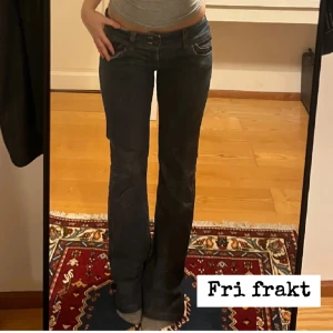 Lågmidjade jeans  -  vintage lågmidjade bootcutjeans 💕 Midja: 37cm Innerbenslängd: 78cm (Jag är 160cm med de är för långa för mig). Midjehöjd: 19cm. Jeansen är helt nya endast testade på💕 