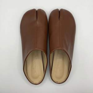 Strl 39. Handgjorda med extra kuddsupport på hälen.  Tabi är en traditionell japansk sko som anses vara bra för balansen och motverkar missformad stortå.