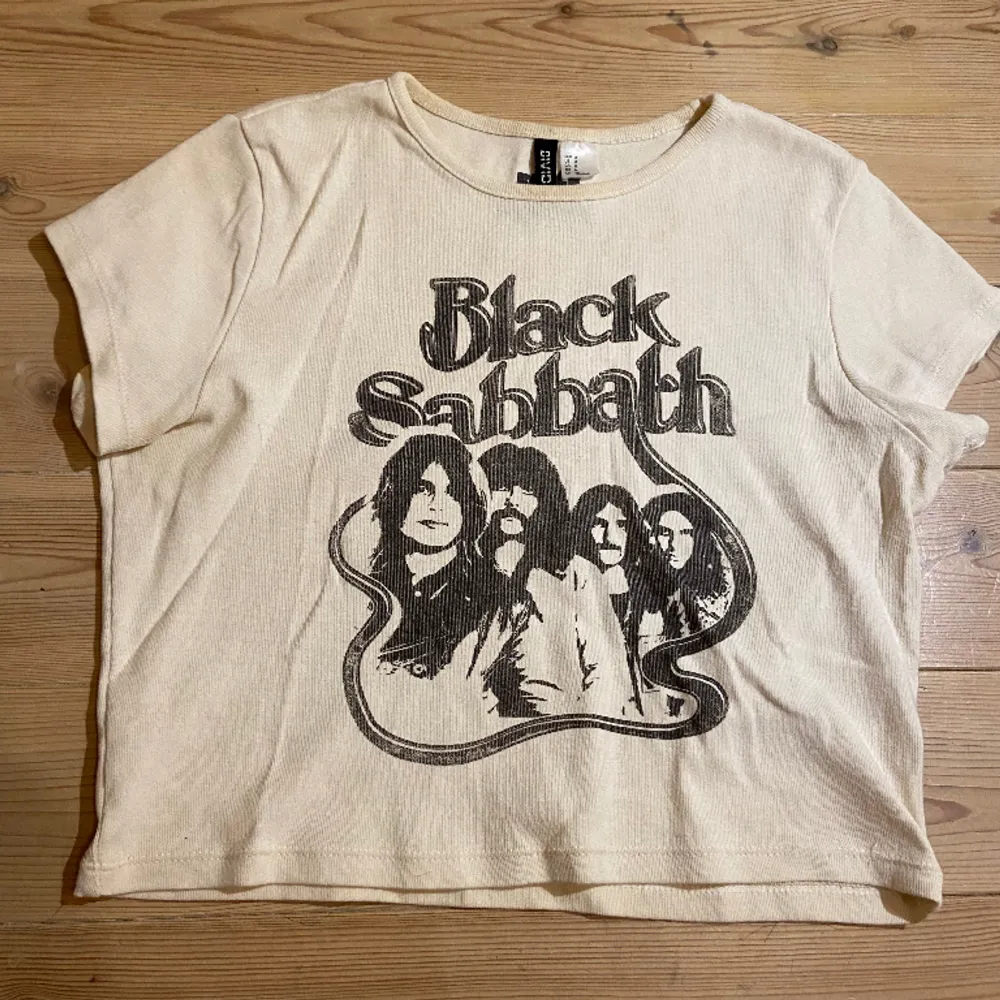 Cool lite kortare Black Sabbath t-shirt från Hm, riktigt snygg till ett par blåa jeans. Använd en gång så som ny. . T-shirts.