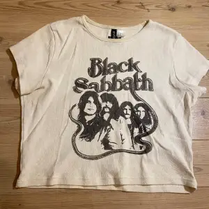 Cool lite kortare Black Sabbath t-shirt från Hm, riktigt snygg till ett par blåa jeans. Använd en gång så som ny. 