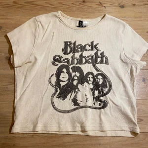 Black Sabbath t-shirt    - Cool lite kortare Black Sabbath t-shirt från Hm, riktigt snygg till ett par blåa jeans. Använd en gång så som ny. 