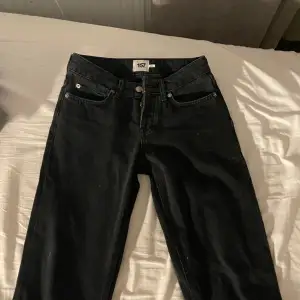 Super snygga straight low waist jeans från lager 157, säljer då de är för korta för mig.