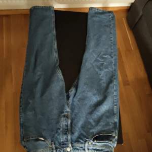 Säljer fina ljusblå jeans loose i nyskick i strl 36/32 först till kvarn