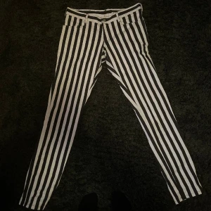 randiga byxor - aldrig använda, står storlek w32 men passar mig som har w29(kan även ta mått) 