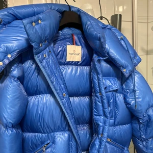 Moncler Lamentin Size 3 - Ovanlig Moncler jacka som knappt går att få tag i nånstans, enda ute till salu i Sverige vad jag sett! Lite för stor för mig därav säljes den, NFC scan samt QR kod funkar och den är 100% äkta fler bilder kan ordnas vid intresse.