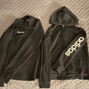 Gymkläder - Säljer två gymtröjor som inte används! Endast provade. Craft tröjan är half-zip och storlek S☺️  Adidaströjan är stl M