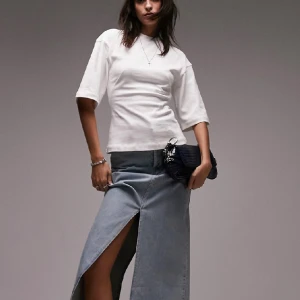 VitTshirt🤍 - En figursydd T-shirt med vida ärmar 🤩 använd ett fåtals gånger, fint skick 🫶🏻 