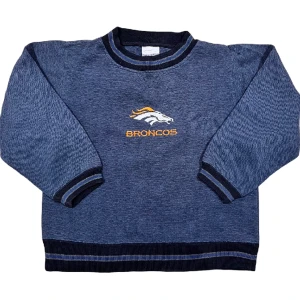 NFL Broncos Crewneck - Marinblå collegetröja i fint skick! Storlek L men liten i storleken, ställ gärna frågor 😊