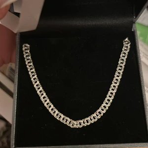 silver halsband  - säljer mitt silver halsband som jag fick i present men använder tyvärr inte silver och har då ingen användning för den, aldrig använd endast testad på. 43 cm, värde 1000kr säljer för 500.kvitto finns!