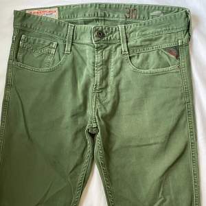 Super snygga low-mid gröna jeans som är 15 år gamla!✨ Bra skick!🌱