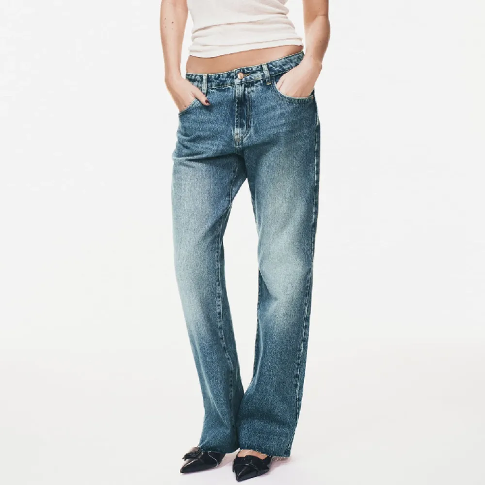 Säljer dessa fina raka långmidjade mörkblåa/ washed jeansen som inte kommer mycket till användning. De är ganska baggy, toppen skick. Skriv vid minsta fundering 💕☺️. Jeans & Byxor.