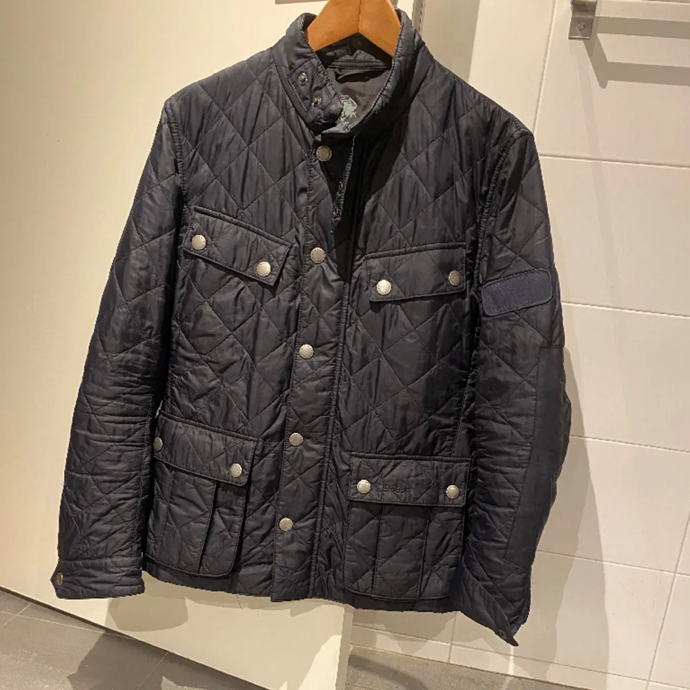 Hej, säljer nu denna eftertraktade Barbour field jacket i skicka 9/10. En extremt snygg vårjacka som är i färgen mörkblå. Jackan är i storlek S. Nypris på jacka är cirka 2400kr. För mer frågor kring jackan, kom privat! Mvh Hannes☺️. Jackor.