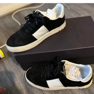 Valentino flycrew - Sällsynta Valentino Flycrew, tillverkas inte längre! Storleken passar 46-47, skicket är toppen! Pm för fler bilder!