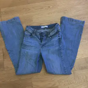 Midwaist bootcut jeans från Nelly🩷 Säljer pga att de blivit för korta och inte sitter så bra på mig längre. Innerbenslängd: 76 ( passar på någon som är ca 160cm ) 💓