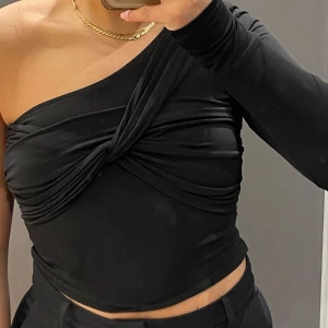 Svart topp - Oanvänd svart topp från pull & bear!