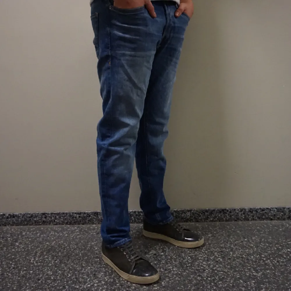 Jack&Jones Jeans | Comfort 33/32 - Helt nya knappt använda - Nypris: 700kr | Vårat pris 349kr - Modellen är 183cm väger 78kg.  Hör av er! (Obs fast pris på alla plagg). . Jeans & Byxor.