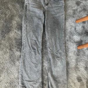 Lågmidjade jeans - Lågmidjade flare jeans från hm. De är lite korta på mig som är 171. Nypris: 250kr. Mitt pris: 90kr. Storlek 34, passar även 32