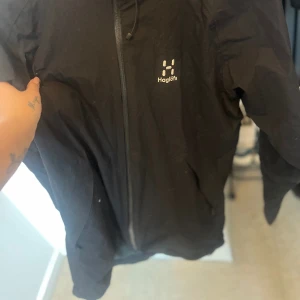 Hagelövs jacka herr - Hagelövs jacka herr storlek M. Det finns ett litet hål som är lagad därav jag säljer den för billigare pris, annars fel fri💓