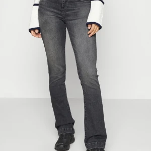 Ltb jeans  - Ltb jeans i modellen fallon. Aldrig använda då de tyvärr är för stora för mig. I storlek 31W 34L. Nypris 829kr. Pris går att diskutera vid snabb affär.