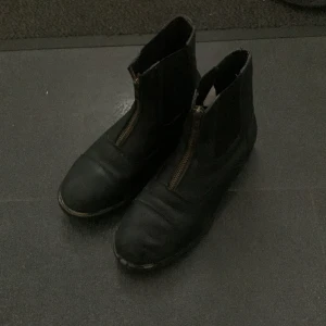 Ridskor - Det är ett par rosslig i storlek 37. Använda men inte i dåligt skick de är i jätte bra skick. Jag har chaps som aldrig använts också men man får skriva om man vill ha båda eller bara skor.