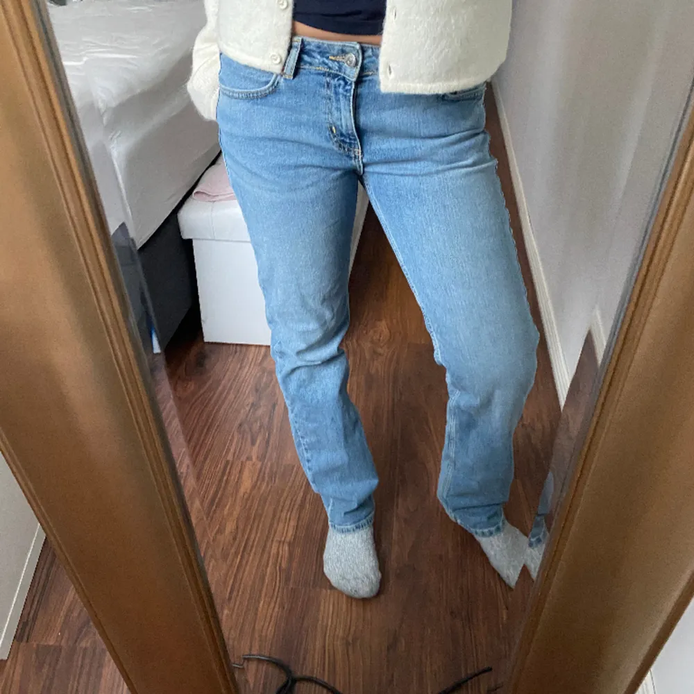 lågmidjade straight leg jeans ifrån junkyard. Använda endast en gång så i väldigt bra skick💕köparen står för frakten . Jeans & Byxor.