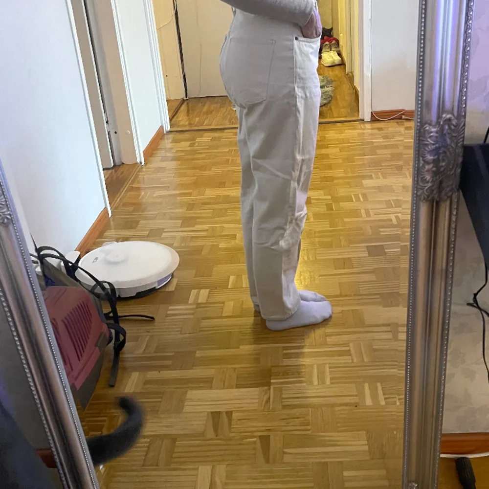 Snygga jeans från weekday i storlek 28/28. Namnet på de är MEG. Väldigt omhändertagna. Säljer på grund av att de är för stora💗köparen står för frakt. Pris går att diskutera🫶🏽. Farkut & Housut.