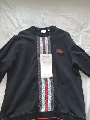 Designer Svart Burberry Tröja  - Riktigt fin tröja som passar fint för utekvällar och kan matchas med kostymbyxor👌🏼 Original priset på den va 7 499kr (kvitto finns) men pga lite missfärgning och åldern på den så erbjuder jag ett schysst pris (priset kan diskuteras) 