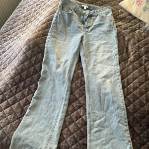 Jeans - Ljusa jeans som är för stora för mig
