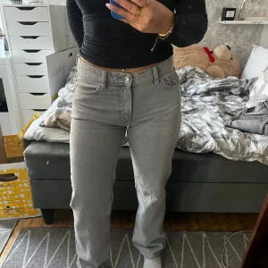 Ljusgrå Jeans  - Skitsnygga ljusgrå jeans från Gina tricot. Storlek 38 men skulle mer sägs det är 36. Anstånd fåtal gånger. 