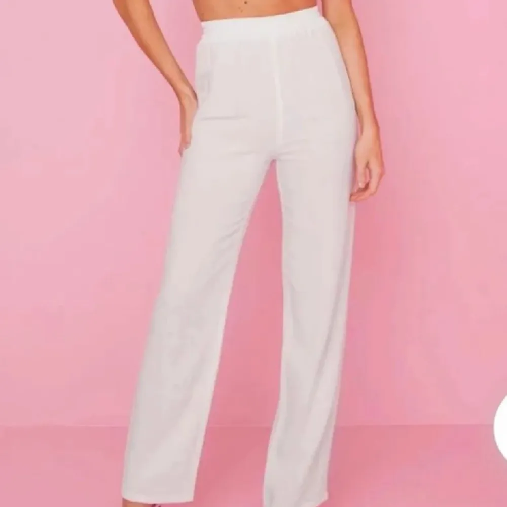 Vita linnebyxor från en av bianca ingrossor kollektioner tillsammans med nelly, säljer då de tyvärr är för små för mig :) helt nya  . Jeans & Byxor.
