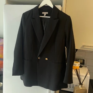 Kavaj med guldknappar - Så himla fin kavaj med lätt vadderade axlar och två guldknappar, köpt på H&M. Jag har använt denna som en oversize kavaj över tighta klänningar eller tillsammans med kostymbyxor, SÅ SNYGG. Rejält tyg. Tagit väl hand om den så säljs i fint skick.  🌟