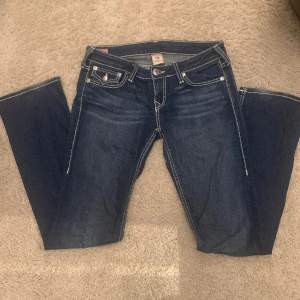 Så fina true religion jeans som tyvärr är lite för små för mig. Storlek 29, perfekt i längden för mig som är 167. Inga slitningar, ser som nya ut!