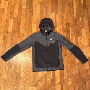 Mötkblå Nike techfleece - Jag erbjuder en Tech Fleece till försäljning, som har använts sparsamt. Ursprungligen köptes tröjan för 1200 kronor från JD Sports och den är i utmärkt skick. Självklart äkta.