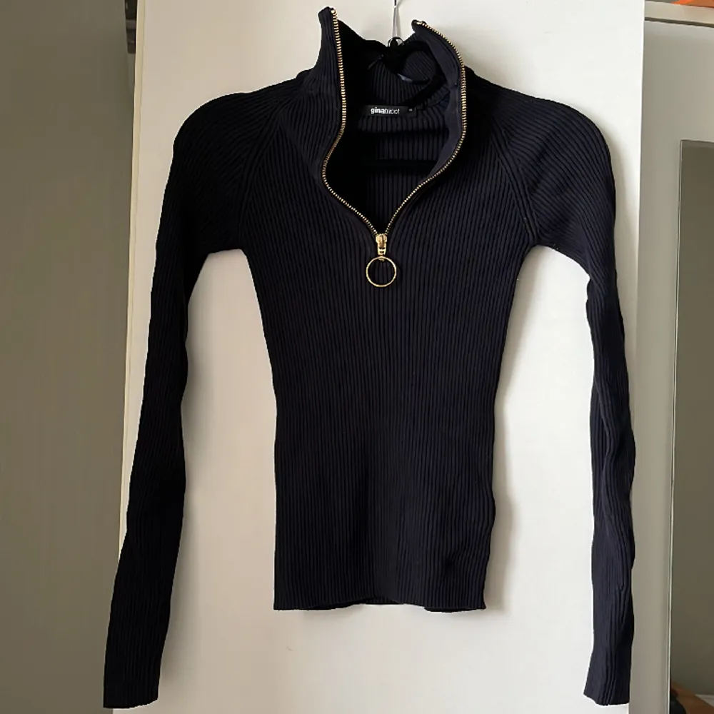 Jätte fin navyblå tröja från ginatricot. Använd några gånger men säljer då den inte kommit till användning på sistånde.🩷 . Stickat.