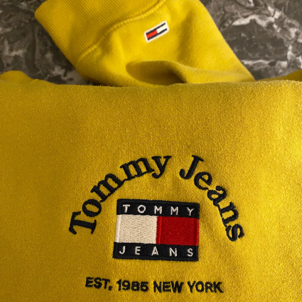 Supersnygg Tommy Jeans hoodie i nyskick🩷(passar inte så bra i gult)❣️den är i storleken S och om det önskas privata bilder med tröjan på kan ni kontakta mig❤️. Hoodies.