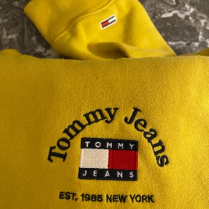 Tommy Jeans Hoodie - Supersnygg Tommy Jeans hoodie i nyskick🩷(passar inte så bra i gult)❣️den är i storleken S och om det önskas privata bilder med tröjan på kan ni kontakta mig❤️