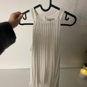 Blus - Jätte fin blus från hm som aldirg är använd då jag har liknande. Skriv för fler bilder eller information.