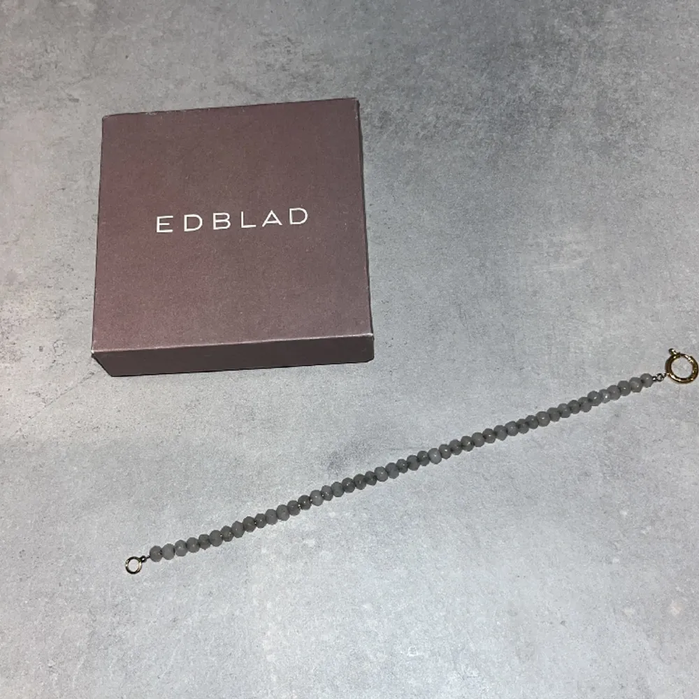 Edblad armband med grå pärlor. Säljer för 185kr men kan oxå minska priset. Det står Edblad på ringen. Har aldrig använt den🩷. Accessoarer.