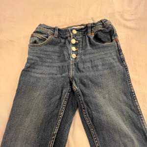 Jeans från zara!! Storlek 152/11år i blå färg!! Använd ganska många gånger men det syns inte på kvaliten. Kontakta mig innan ni köper så jag är bredd🥰