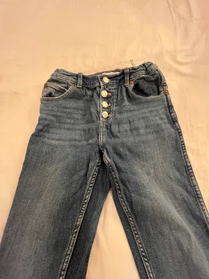 Jeans-Zara  - Jeans från zara!! Storlek 152/11år i blå färg!! Använd ganska många gånger men det syns inte på kvaliten. Kontakta mig innan ni köper så jag är bredd🥰
