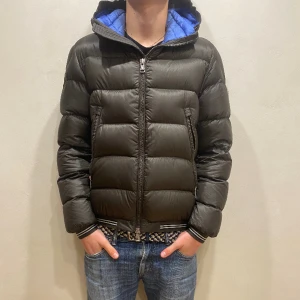 Moncler Jacka  - Hej! Säljer nu min jacka från märket moncler i storlek 2/M. Jackan är i fint skick, tveka inte på att höra av dig om du har frågor eller funderingar kring jackan! 