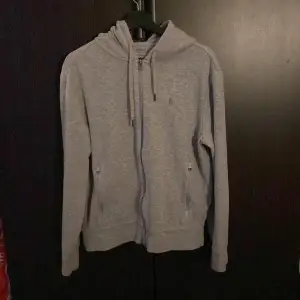 Grå zip hoodie från polo ralph lauren. Storlek medium, bra skick. Köpt på Farfetch för ca 2000, mitt pris är 600.