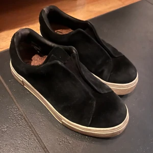 Eytys doja - Säljer favoritskorna från eytys i modellen ”doja”. Lite slitna i hälen men inte något man tänker på❣️❣️nypris 2000 kr