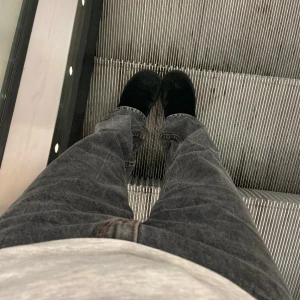 Low waist jeans - Säljer minna grå dasiga jeans med orange söm!💐❤️Storlek 34!💐💋(baggy)💯 köpta för 400kr!❤️❤️ säljer på grund av att jag är mer Förtjus i bootcut!!❤️❤️ Som ni ser på sista bilden så är de lite sönder, men inget som syns!❤️❤️💐 pris kan diskuteras!❤️😊💐💋