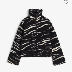 Teddy Jacka  - Jätte fin teddy jacka i zebra mönster som är slutsåld💞 Den är använd max 5 gånger och har inga defekter! Skriv för fler bilder eller frågor🙏🏻