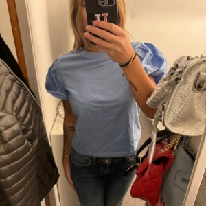 T-shirt med puffärmar  - En tröja med puffärmar som tyvärr inte ha kommit till användning. Storlek s och finns prislapp kvar.